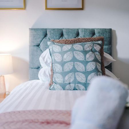 New! Spacious 2-Bed Home In Chester City-Centre By 53 Degrees Property, Ideal For Couples & Small Groups, Great Location - Sleeps 5 외부 사진