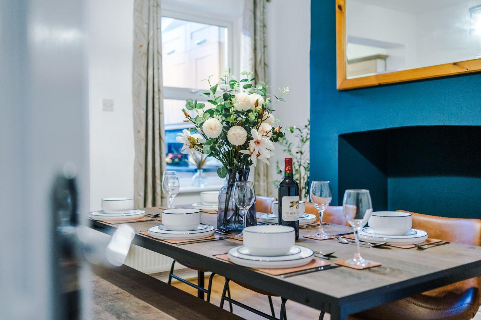 New! Spacious 2-Bed Home In Chester City-Centre By 53 Degrees Property, Ideal For Couples & Small Groups, Great Location - Sleeps 5 외부 사진