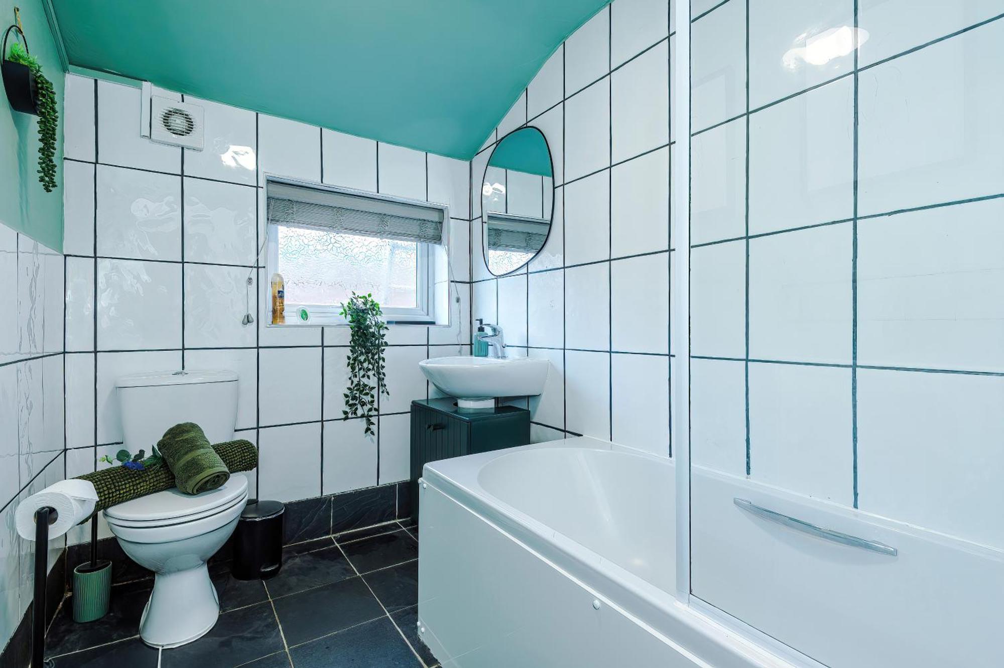 New! Spacious 2-Bed Home In Chester City-Centre By 53 Degrees Property, Ideal For Couples & Small Groups, Great Location - Sleeps 5 외부 사진
