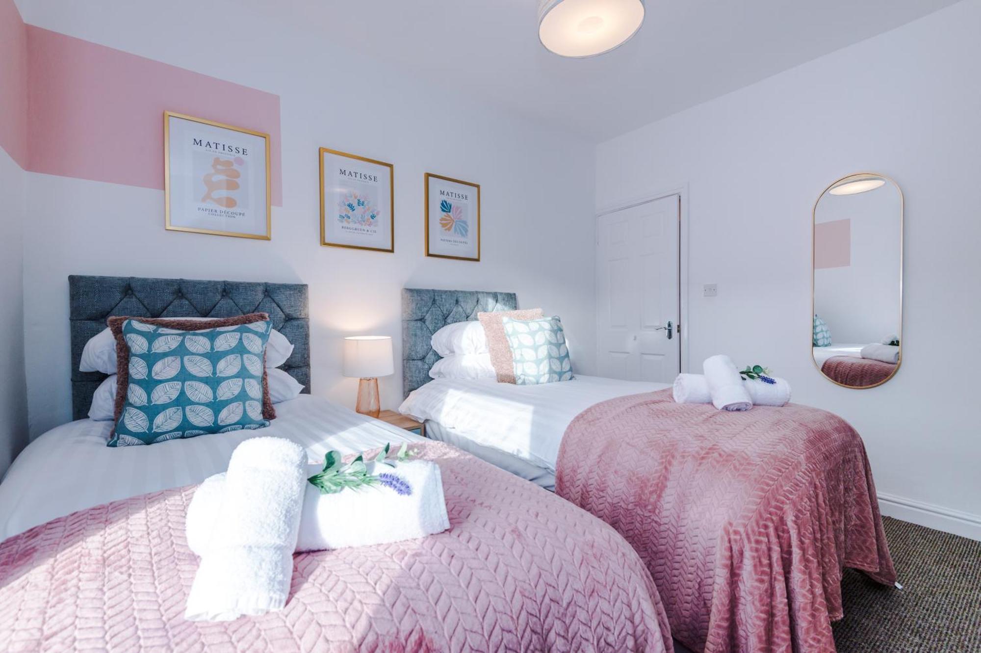 New! Spacious 2-Bed Home In Chester City-Centre By 53 Degrees Property, Ideal For Couples & Small Groups, Great Location - Sleeps 5 외부 사진