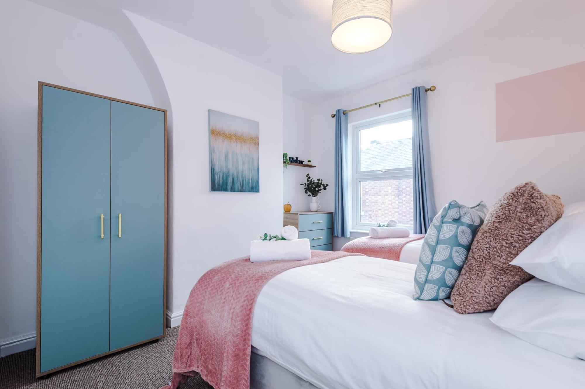 New! Spacious 2-Bed Home In Chester City-Centre By 53 Degrees Property, Ideal For Couples & Small Groups, Great Location - Sleeps 5 외부 사진